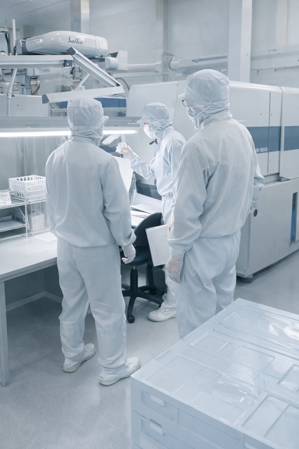 現場で確認を行うスタッフたち