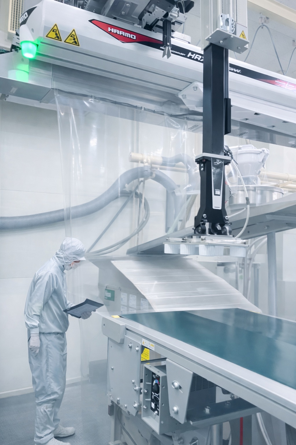 自動機設備と作業するスタッフ