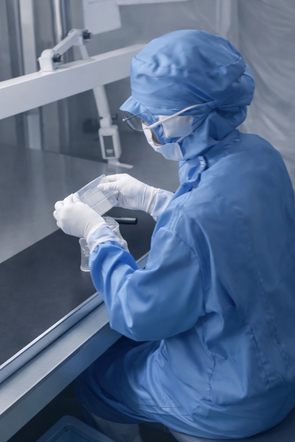 製品を確認する作業の手元